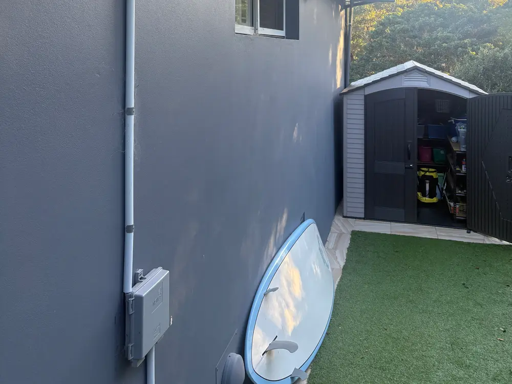 Clean rendered side wall after a soft-wash house clean
